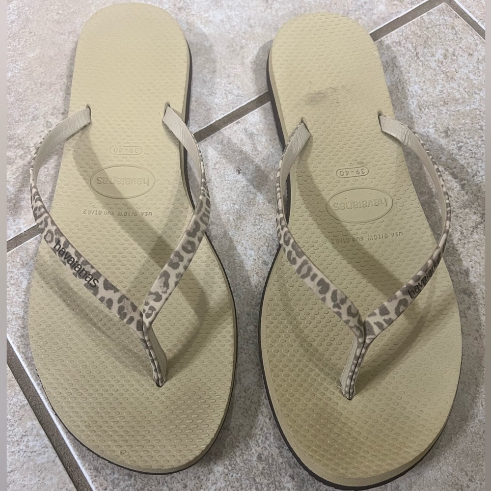 Womens Havaianas flip flops! Size 9/10  Leopard print
